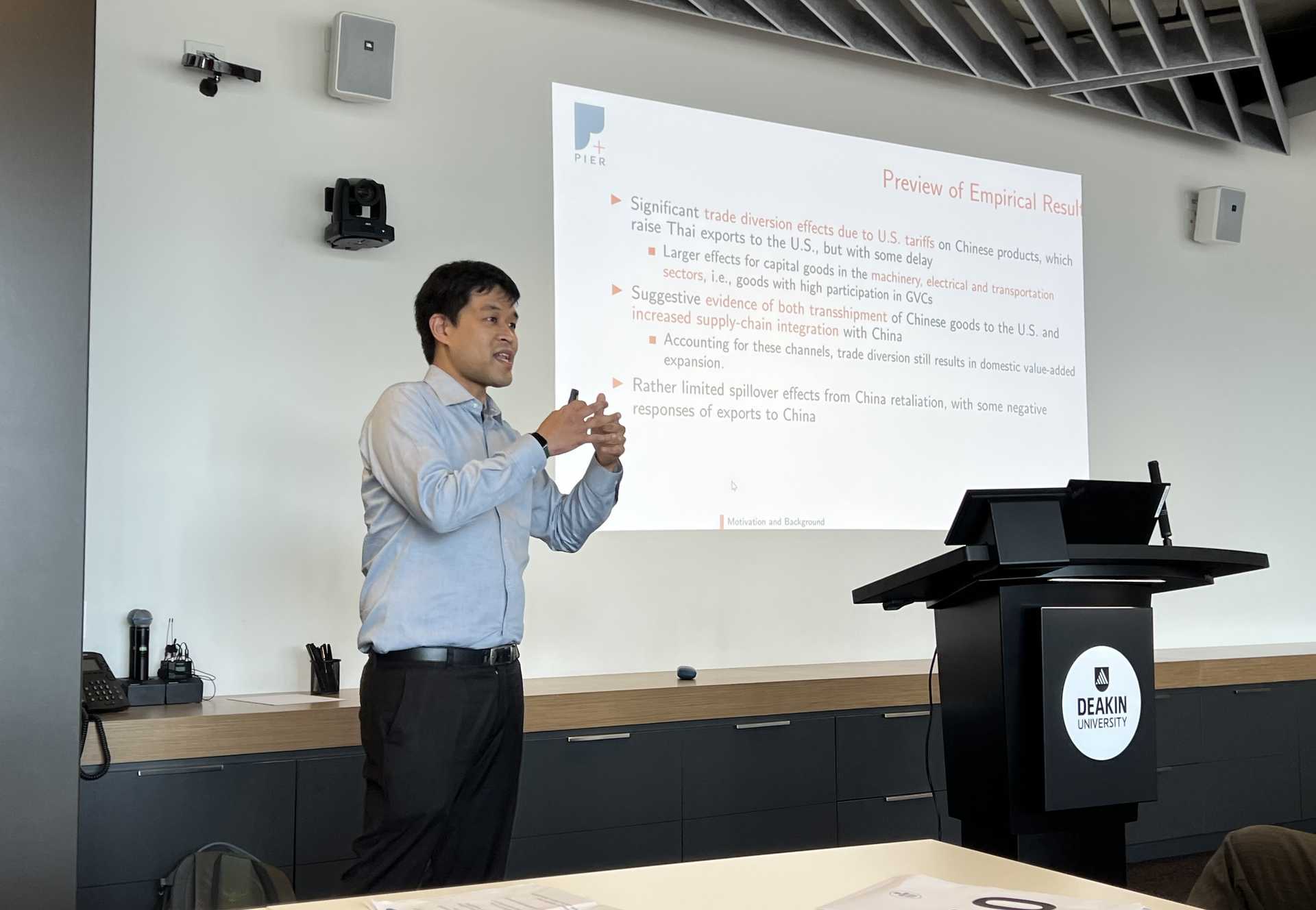 ดร.นุวัต หนูขวัญ บรรยายในหัวข้อ “The 2018 US-China Trade War and Trade Diversion: Evidence from Thai Customs Data”